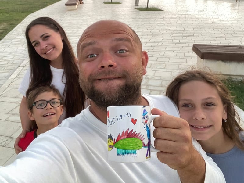 Rodina, ktorá stojí za lilbee, s hrnčekom s detskou kresbou